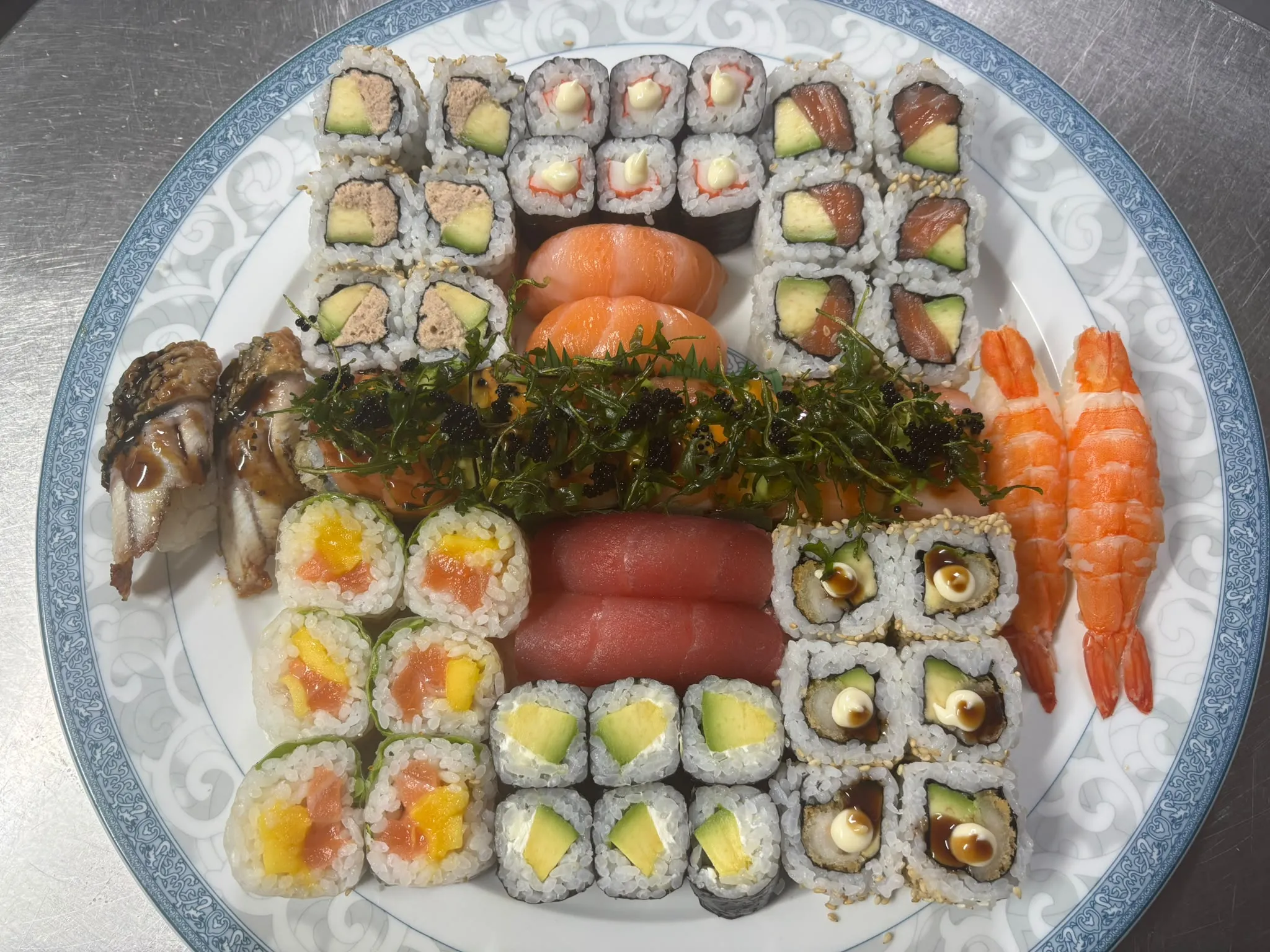 Assiette de sushi variée