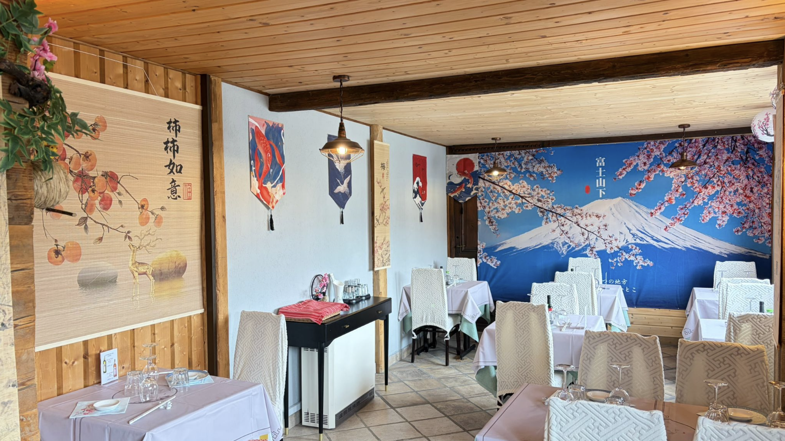 Salle du restaurant Jardin Sakura avec fresque Mont Fuji
